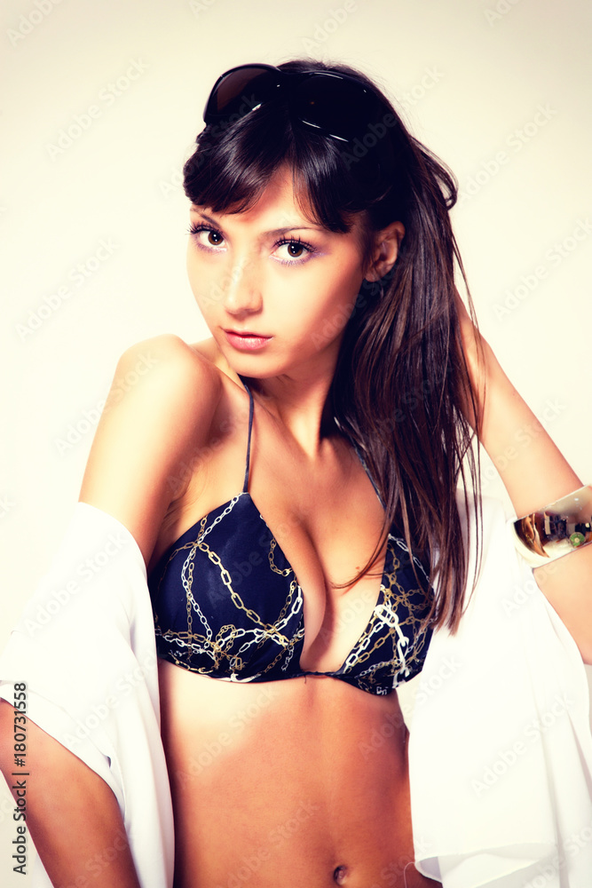 Fototapeta premium tanned woman portrait with sunglasses