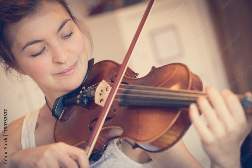 Junges Frau spielt auf Geige, Gesicht Junges Frau spielt auf Geige, Gesicht