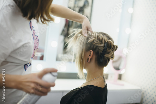 girl doing a hairdo in the beauty salon
