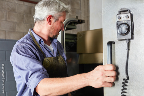 Arbeiter an der CNC Werkzeugmaschine