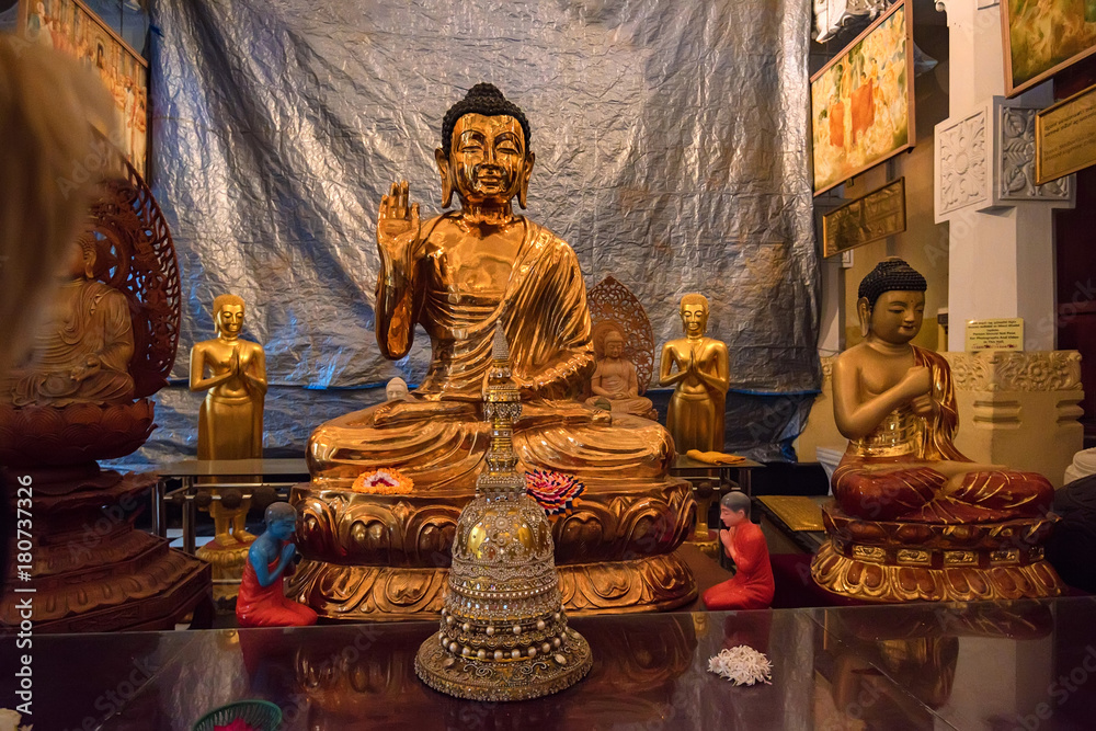 Obraz premium Buddha statues in Temple of the Tooth
