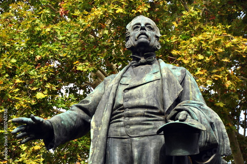 Statue des Politikers Marco Minghetti mit ausgestrecktem Arm und Zylinder in der Hand 