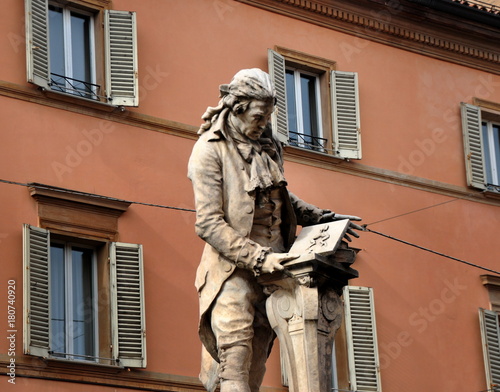 Statue des italienischen Arztes Luigi Galvani seitlich und in einem Buch lesend photo
