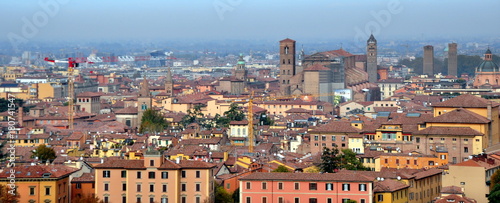 Panorama der dichten, mittelalterlichen Altstadt von Bologna