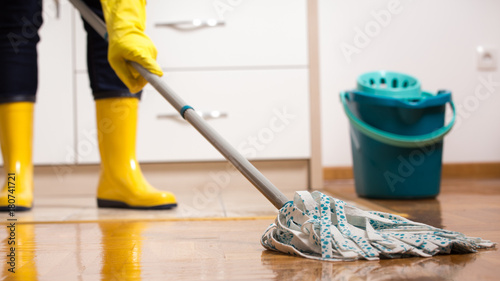 Cuadro en lienzo Housekeeper mopping tiled floor