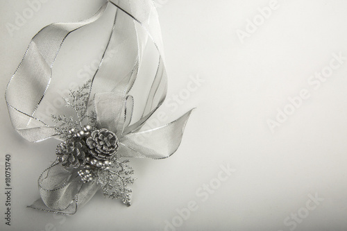 Decorazione Natalizia con fiocchi argentati e pigne - sfondo bianco photo