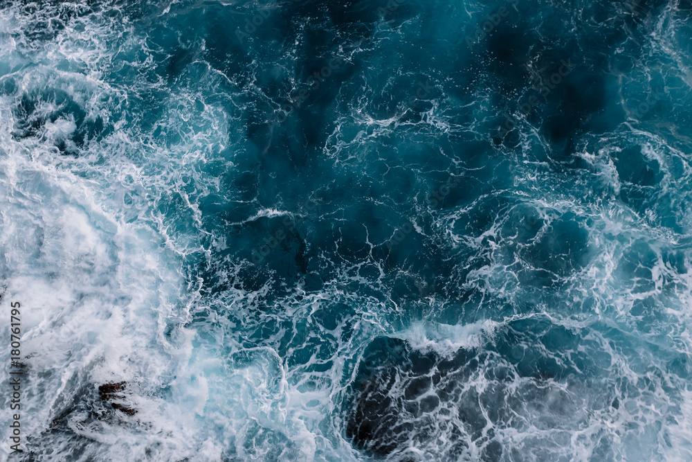 Fototapeta Widok z lotu ptaka na fale oceanu. Niebieskie tło wody