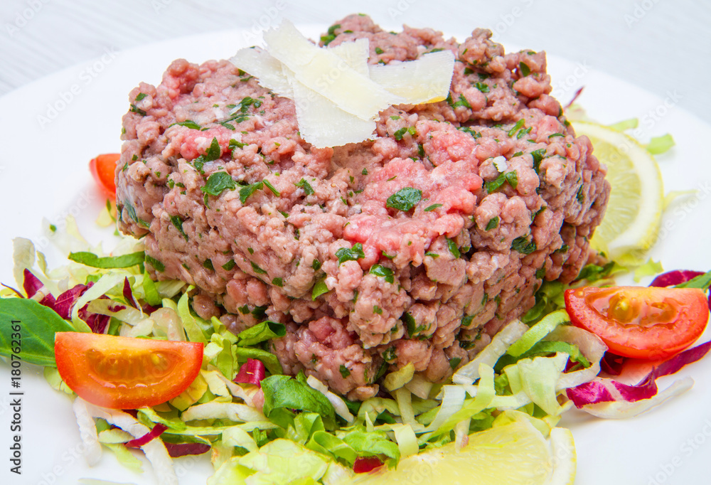 steak tartare with salad and tomatoes
