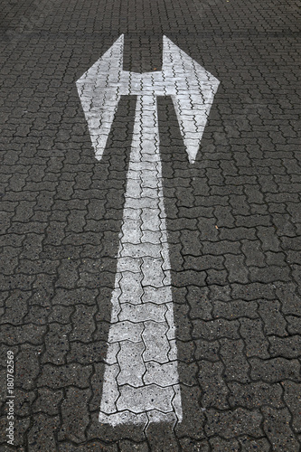 Wegweiser mit Pfeil nach links und nach rechts