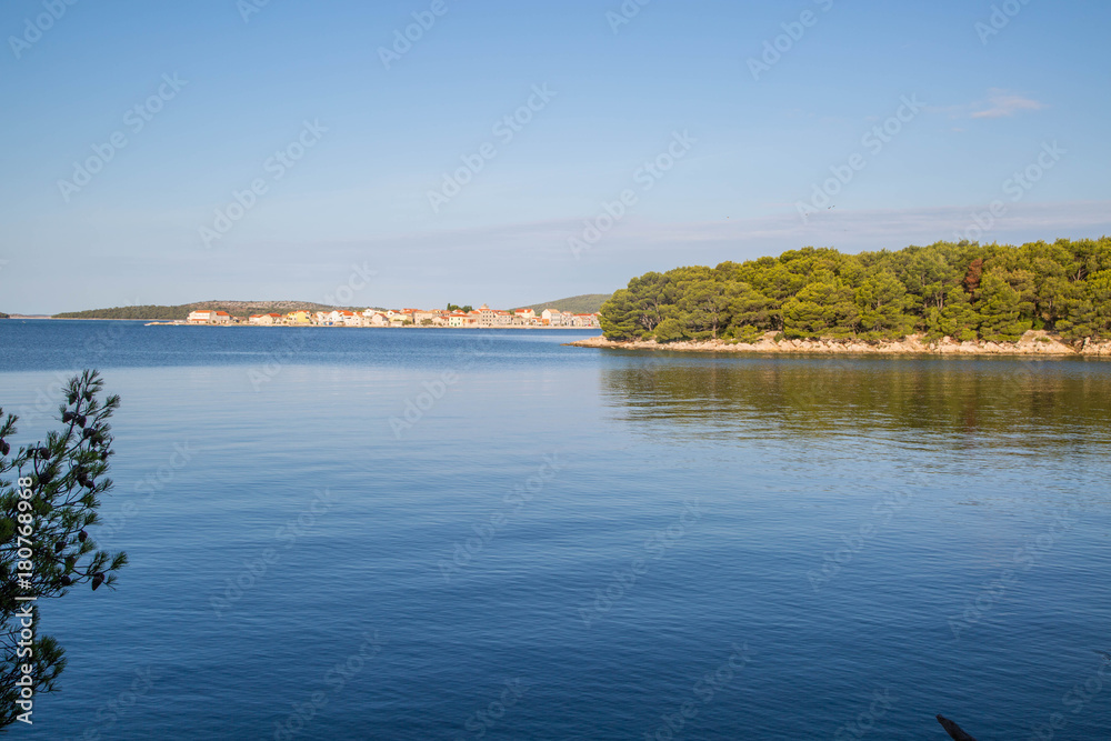 Morgenstimmung auf der kleinen Insel Krapanj bei Sibenik, Dalmatien, Kroatien
