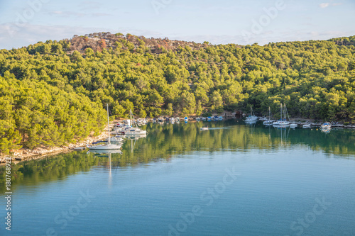 wunderschöne idyllische Bucht in Dalmatien, Kroatien südlich von Sibenik bei Brodarica, Zaboric und Krapanj zu Sonnenaufgang