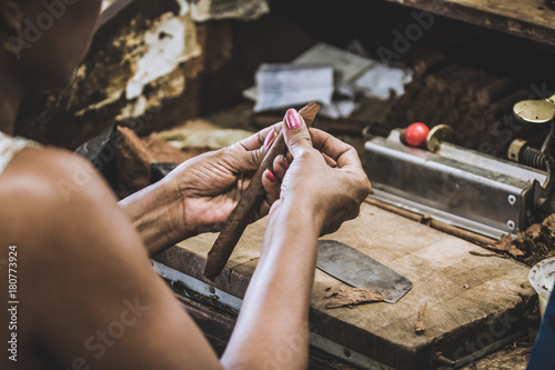 Traditional manufacture of cigars