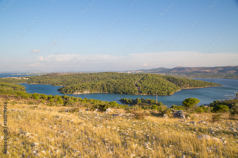 wunderschöne Wild-West Balkan Küsten Landschaft mit gelbem Gras, paradiesischer Küste und idyllischen Inseln
