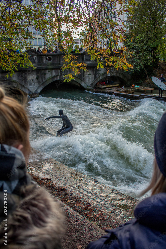 Naklejka premium Surfing München am Eisbach