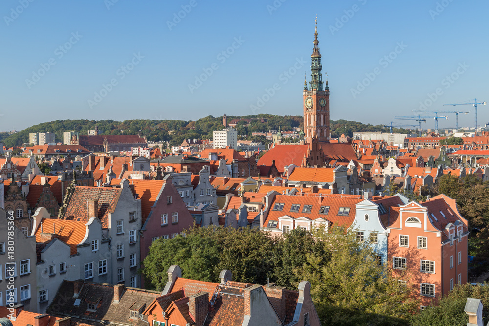Obraz premium Old residential buildings and Main Town Hall's tower at the Main Town (Old Town) in Gdansk, Poland, viewed from above on a sunny day.