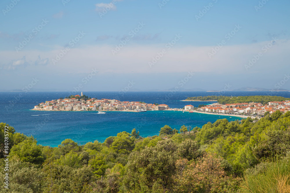 Panorama der Stadt und der idyllischen Badebucht von Primosten, Kroatien
