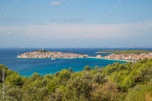 Panorama der Stadt und der idyllischen Badebucht von Primosten, Kroatien