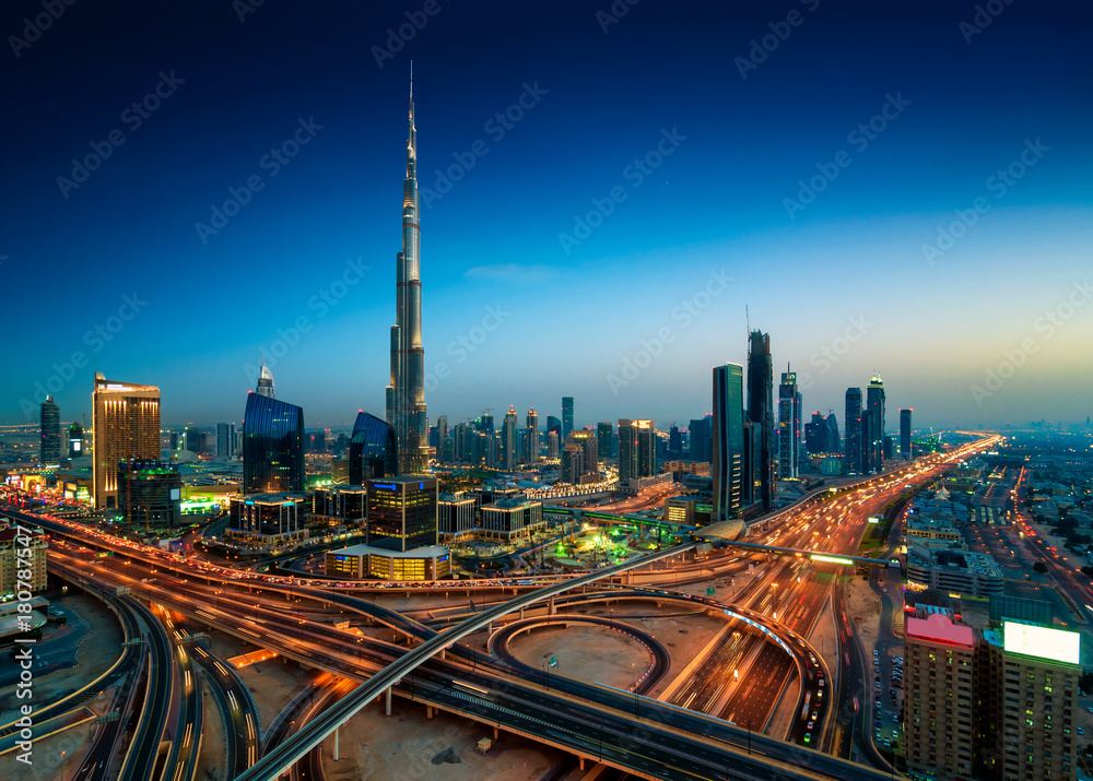 Naklejka premium Niesamowita nocna panorama centrum Dubaju, Dubaj, Zjednoczone Emiraty Arabskie