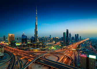 Wandcirkels Dubai Downtown Dubai verlicht in de avond  © marekkijevsky