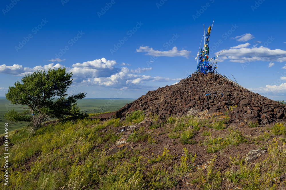 Owoo, ein heiliger Steinhaufen in der Mongolei Owoo, ein heiliger Steinhaufen in der Mongolei
