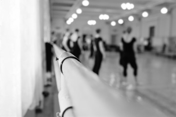 Acrylglasbilder Tanzschule Ballettstange im leeren Tanzsaal  © Evgeniy Kalinovskiy