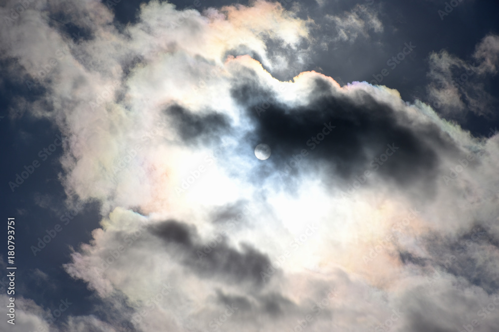 Obraz premium 青空と雲から透けて見える太陽「空想・雲のモンスターたち(数匹のモンスターたちが左方向を見ているイメージなど)」【人生の煌めき、家族と将来を見据える、幸福な家族の肖像、家族で迎えるお正月(迎春)、煌めく光の中になどのイメージ】