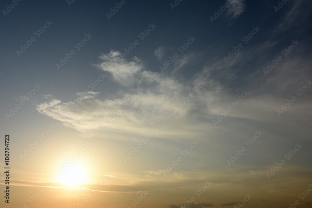 オレンジ色に染まる空と雲、そして太陽と飛行機「空想・雲のモンスター（大きな龍などのイメージ）」（夢に向かって、縁起の良い、迎春、幸福感、幸せなどのイメージ）