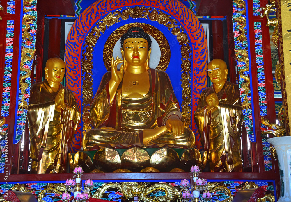 Скульптура золотого Будды в храме Чхун Лин Сы (Чжунлин) в единственном в мире монастыре в кратере вулкана. Удалянчи, Китай