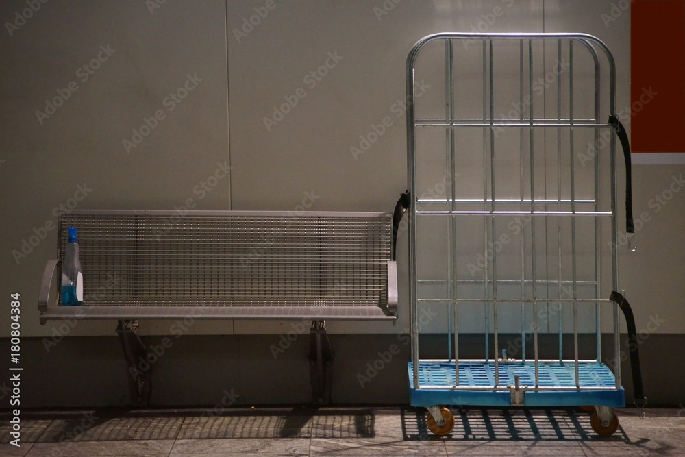 Fototapeta premium Rollwagen / Rollwagen zum Koffertransport und Materialtransport auf einem Bahnhof.