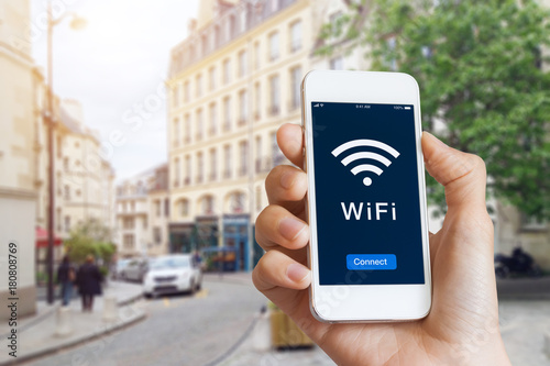 Foto Public WiFi hotspot connection, city street, access internet on smartphone