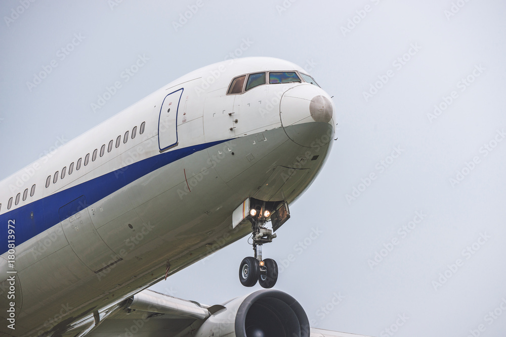 Fototapeta premium 飛び立つ旅客機のコクピット