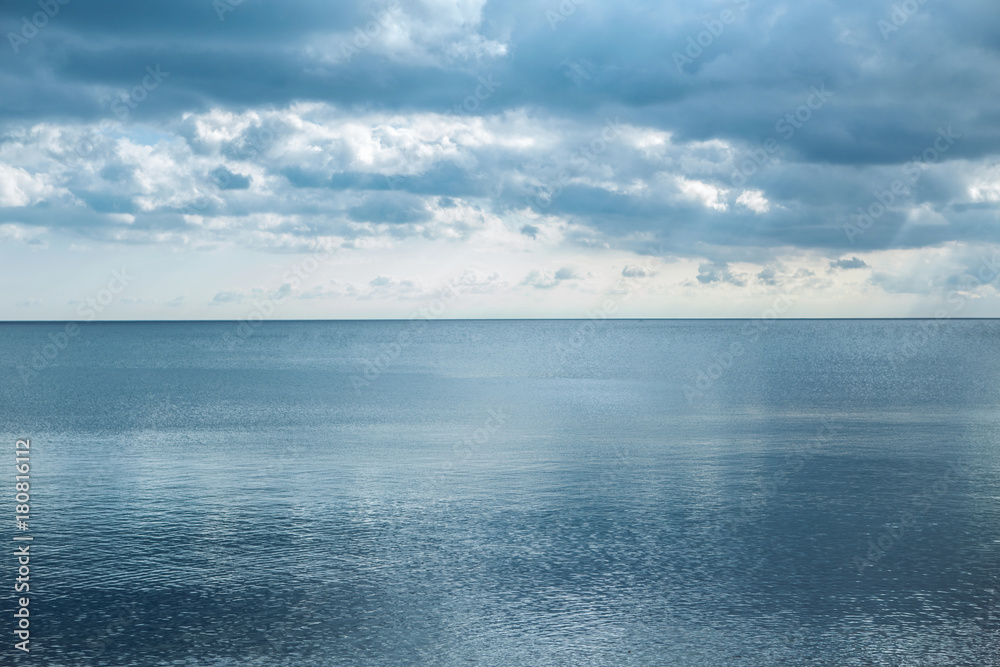 Obraz premium Beautiful evening day landscape at Canadian Ontario lake. Amazing view on blue water and horizon sky with clouds.
