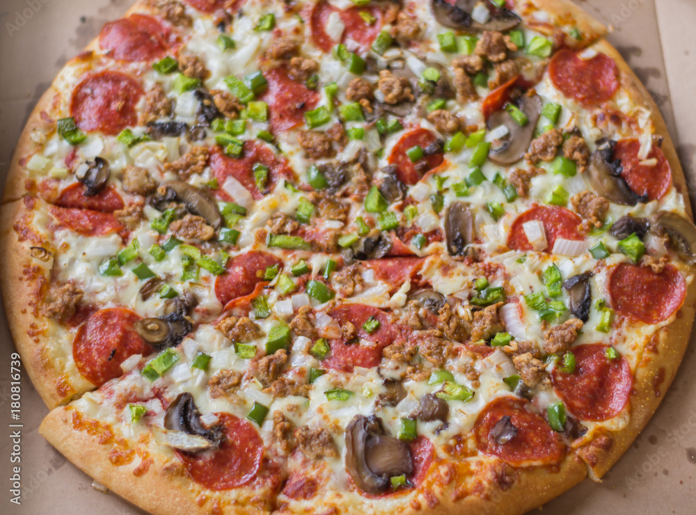 Pizza con carne y champiñones Pizza con carne y champiñones