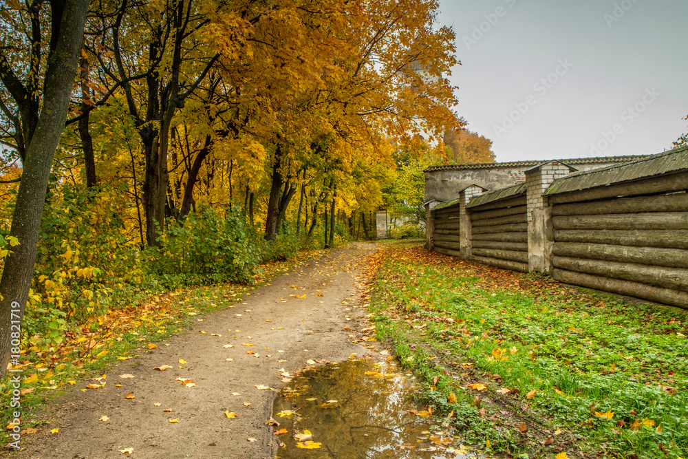 Naklejka premium Path near the monastery in autumn