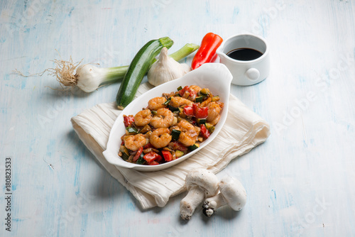 oriental marinated shrimp with vegetables and mushroom