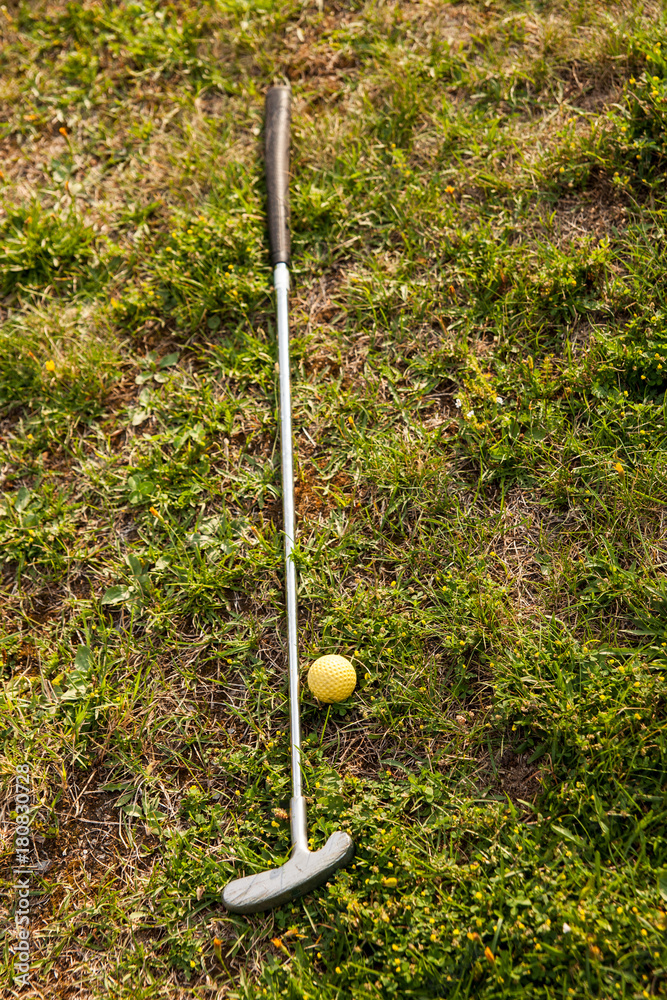 mazza da golf con pallina su erba Stock Photo | Adobe Stock