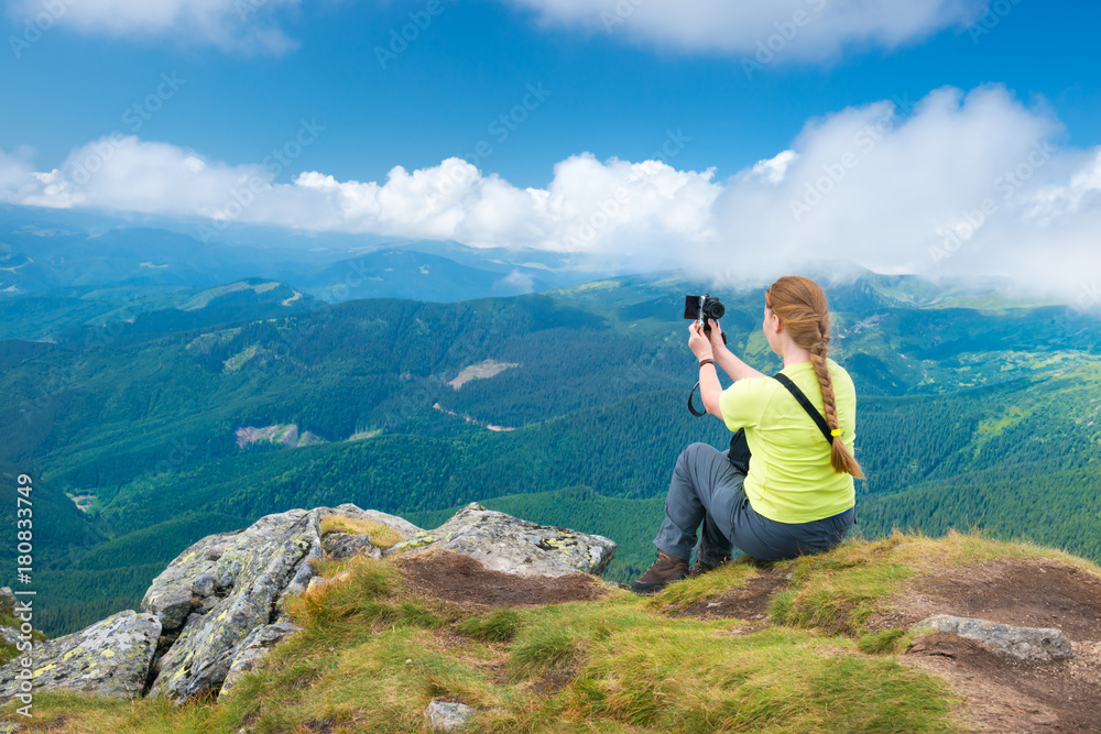 Naklejka premium Młoda kobieta bierze selfie na kamerze