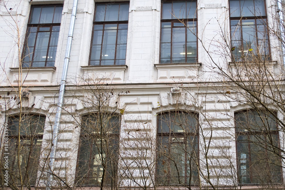 Obraz premium beautiful old building and autumn tree