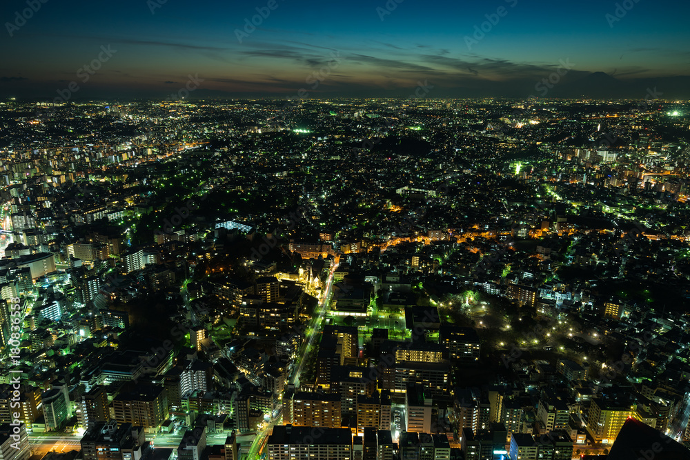 Obraz premium Cityscape of Minato Mirai area of Yokohama City at dusk (横浜みなとみらい地区夜景) in Kanagawa, Japan.