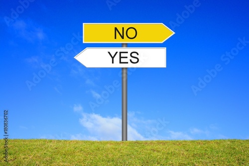 Schild Wegweiser zeigt Yes und No