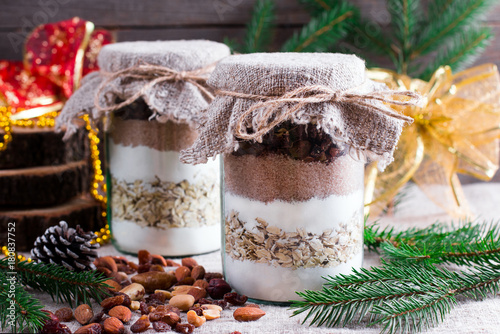 Foto Chocolate chips cookie mix in glass jar for Christmas gift