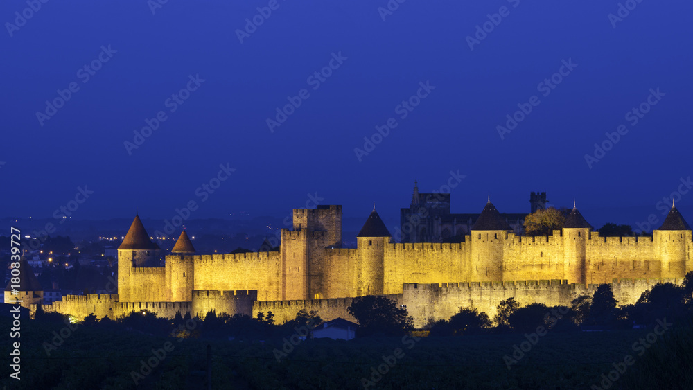 Vista de las murallas de la ciudad de Carcassonne poco antes del amanecer. Languedoc. Francia