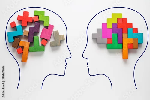 Obraz Pojęcie racjonalnego i irracjonalnego myślenia dwóch osób. Głowy dwóch osób z kolorowymi kształtami abstrakcyjnego mózgu dla koncepcji idei i pracy zespołowej. Dwie osoby o innym myśleniu.