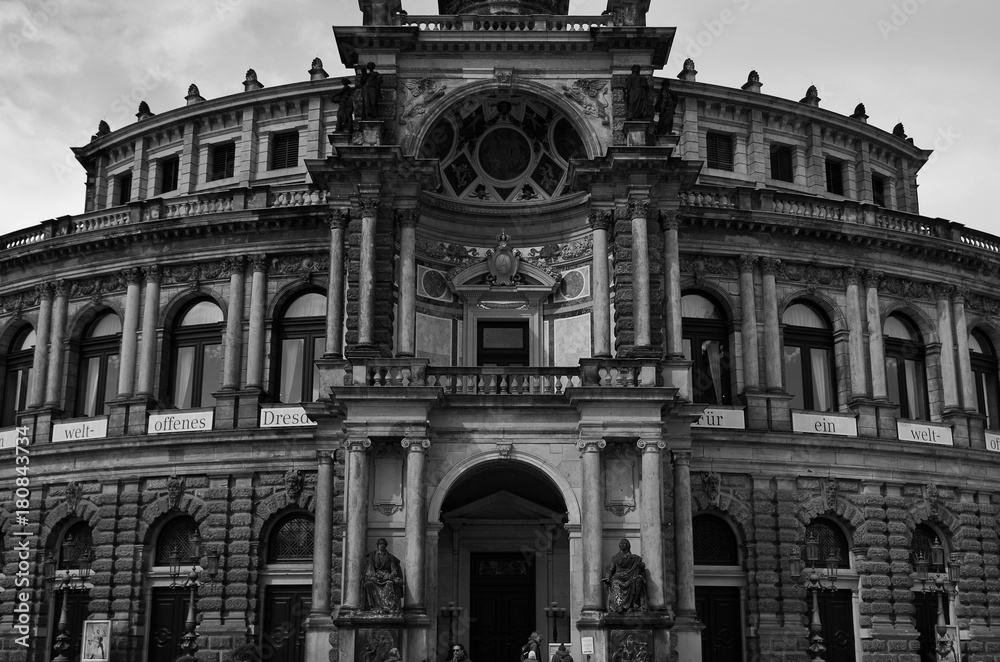 Semperoper Dresden in Sachsen Deutschland historische Oper in schwarz-weiß