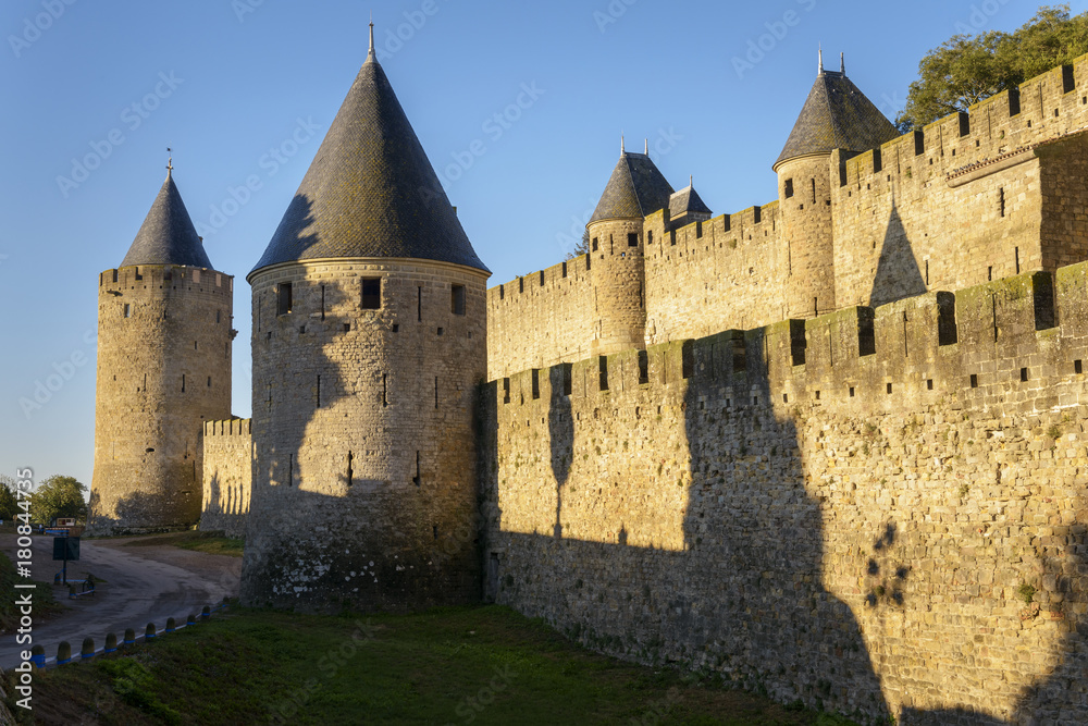 Vista parcial de las murallas de Carcassonne en un día soleado. Languedoc. Francia
