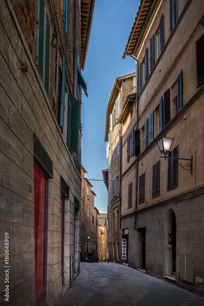 Narrow street in siena itali, toscana