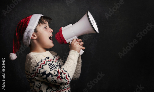 niño con un megáfono en navidad photo