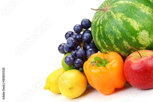 Fototapeta Naklejka Na Ścianę i Meble -  fruits and vegetables isolated on white background