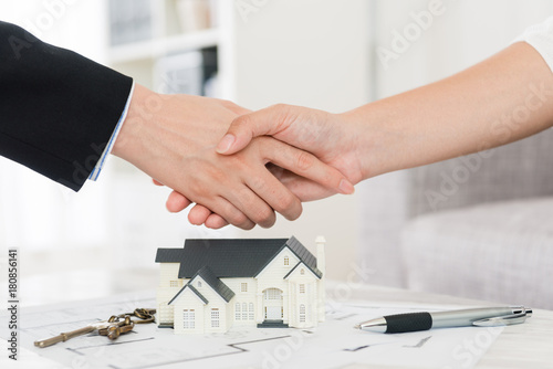 Valokuva house agent successfully selling building scheme