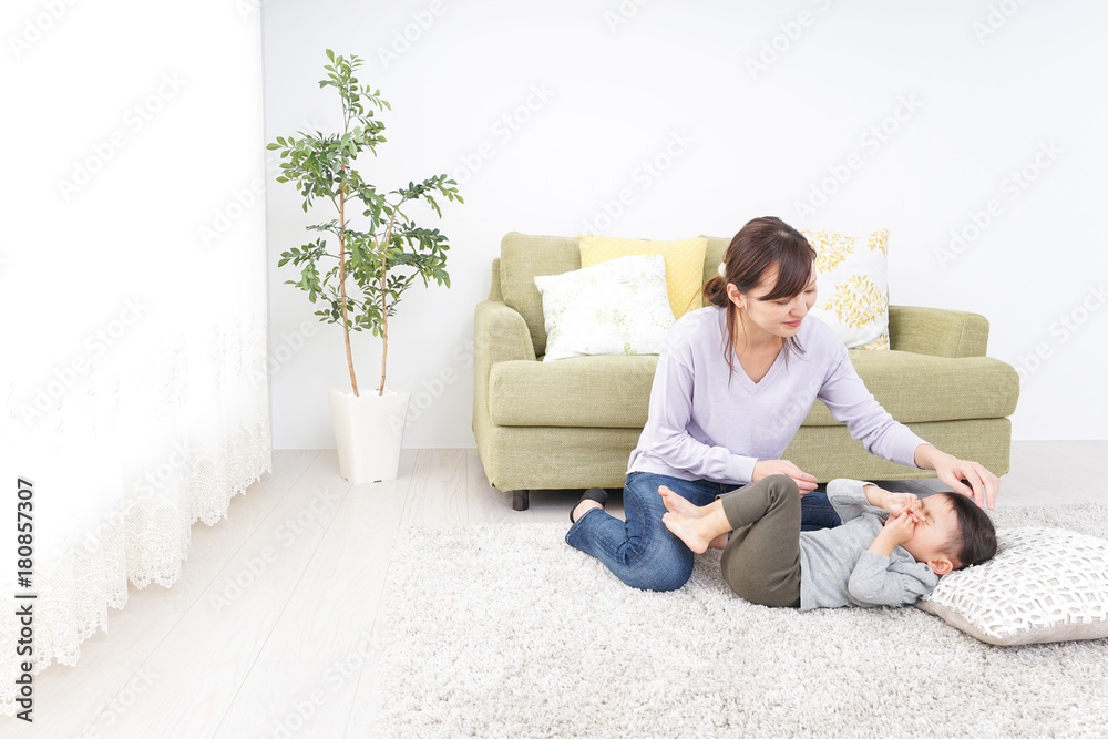 子どもを寝かせるお母さん 子どもを寝かせるお母さん